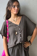 Camiseta pico oversize con detalle de puntilla chocolate
