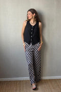 Pantalón estampado fuego con bolsillos negro