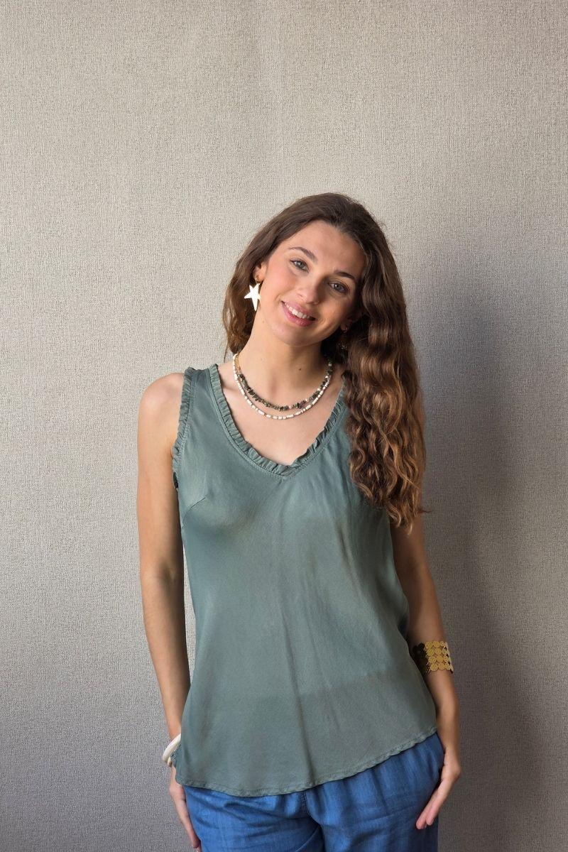 Top raso cuello pico volantes caqui