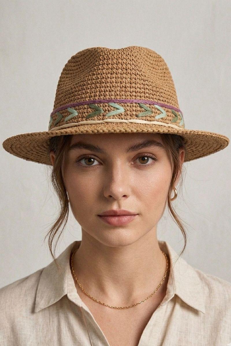 Sombrero de playa beige con detalles verdes