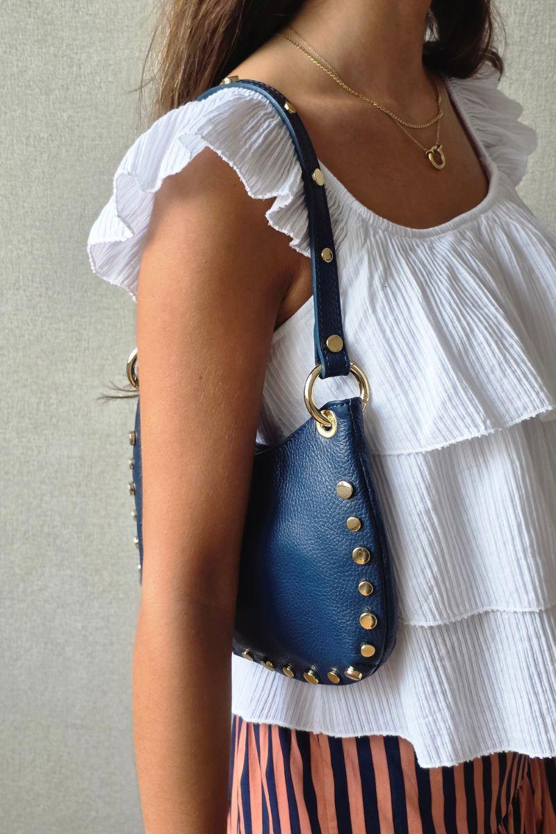 Bolso pequeño con tachuelas en los bordes azul marino