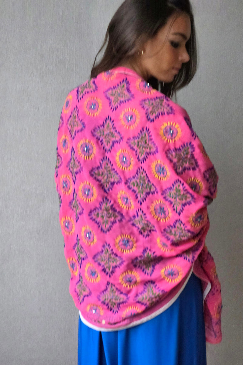 Chal indio bordado con espejitos rosa flúor