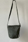 Bolso tipo ante verde militar con tachas en el asa