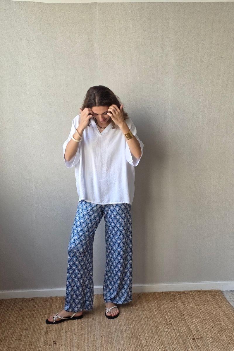 Pantalón estampado fuego con bolsillos azul jeans