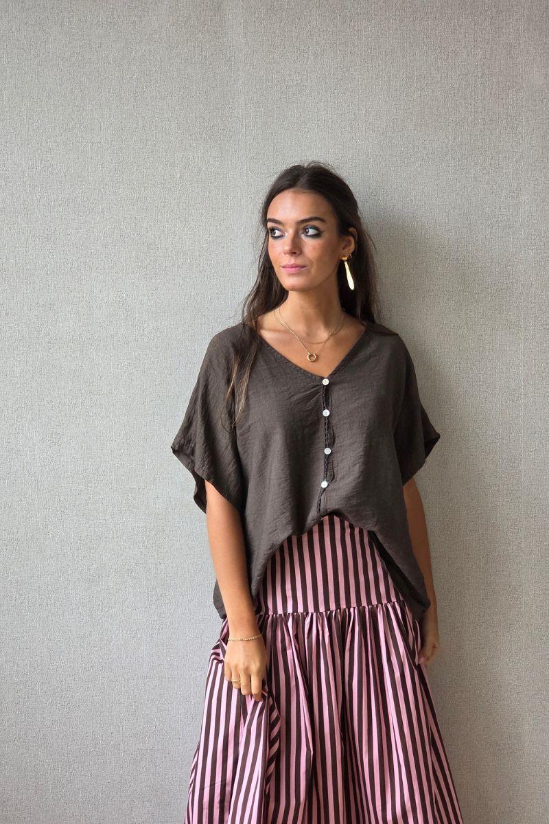 Camiseta pico oversize con detalle de puntilla chocolate