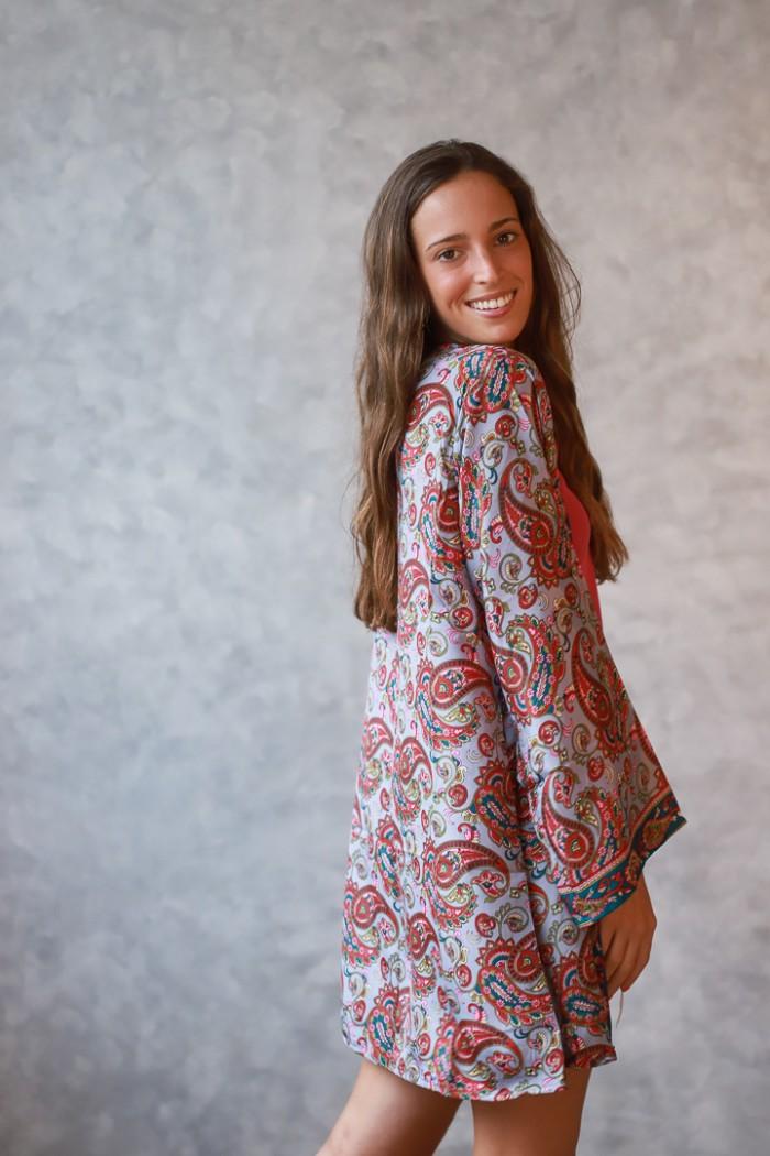 Kimono estampado gris y fucsia