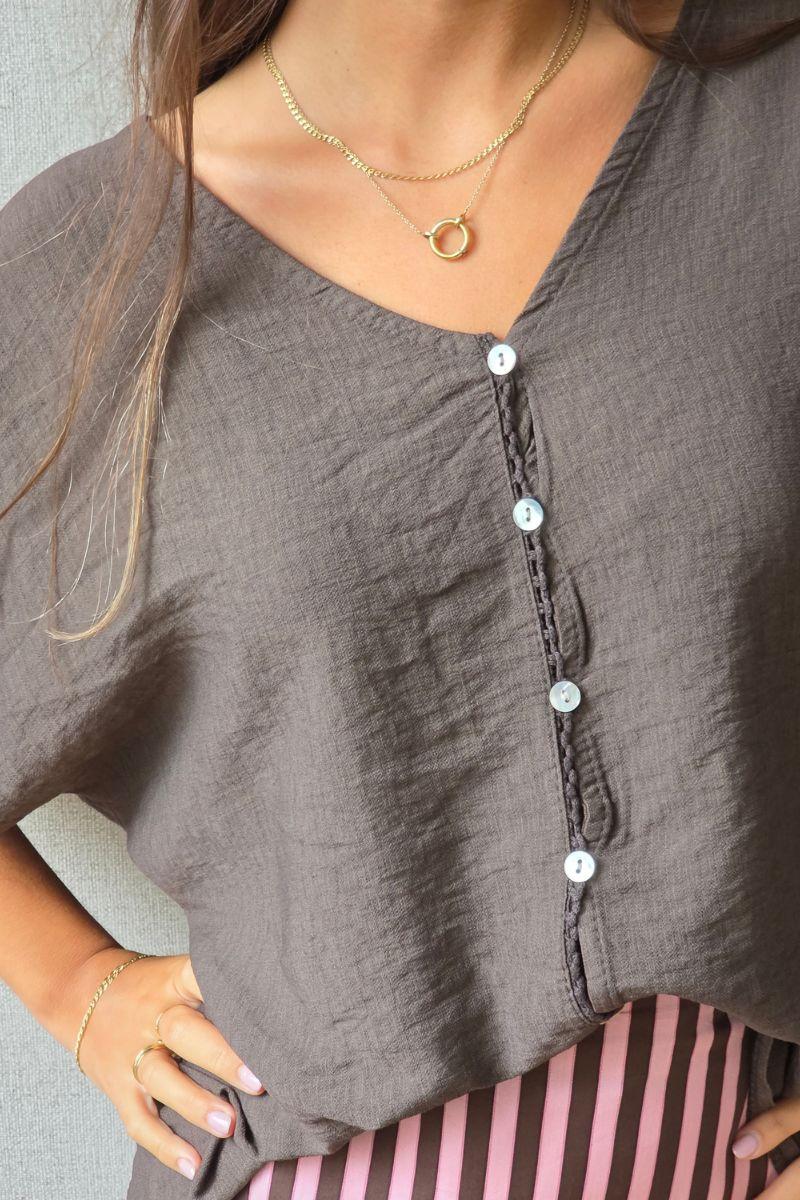 Camiseta pico oversize con detalle de puntilla chocolate