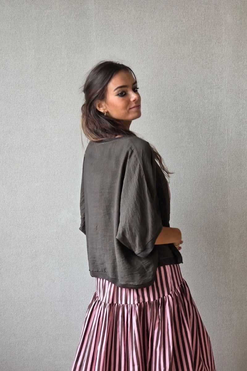 Camiseta pico oversize con detalle de puntilla chocolate