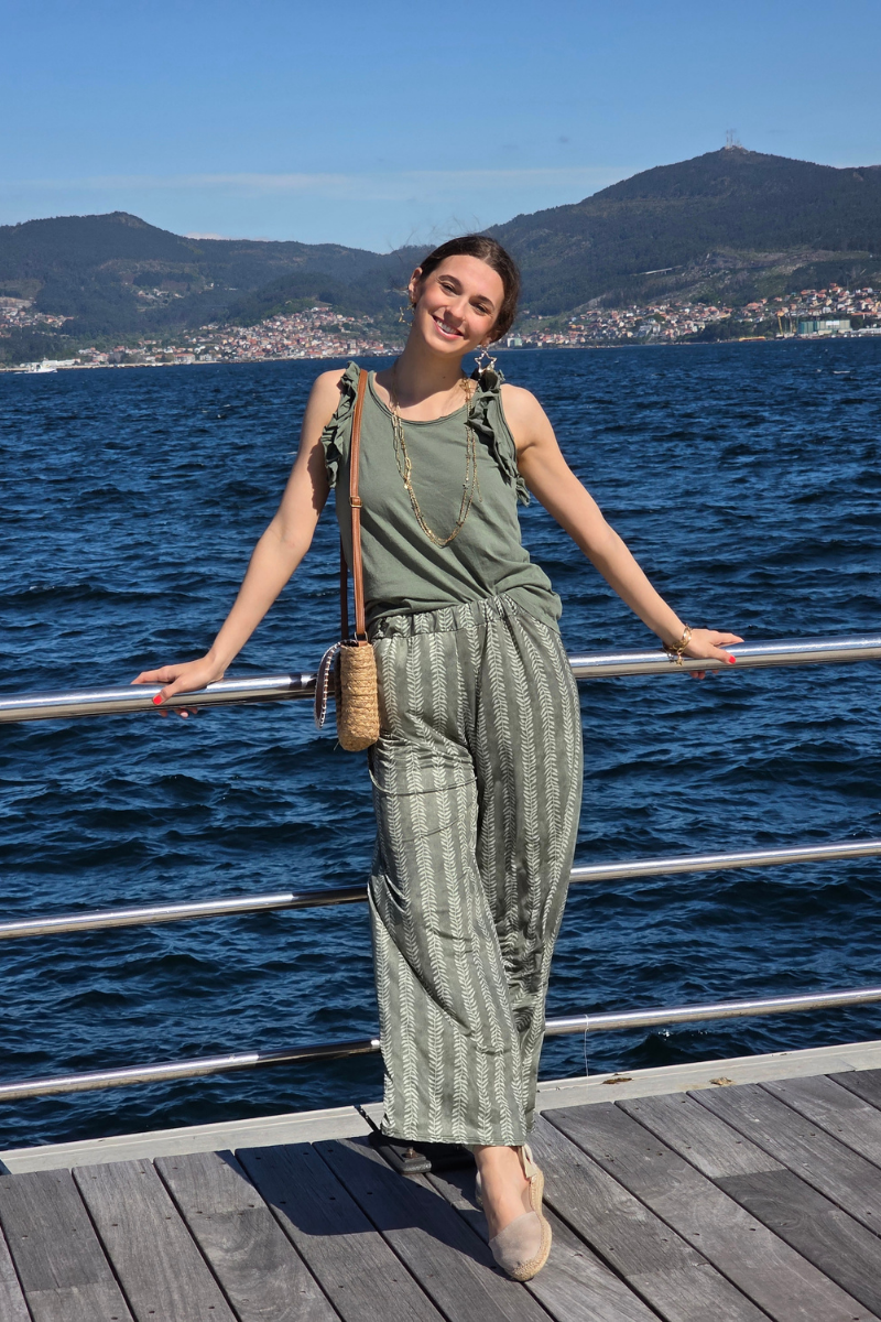 Pantalón Elástico Estampado Hojas Caqui