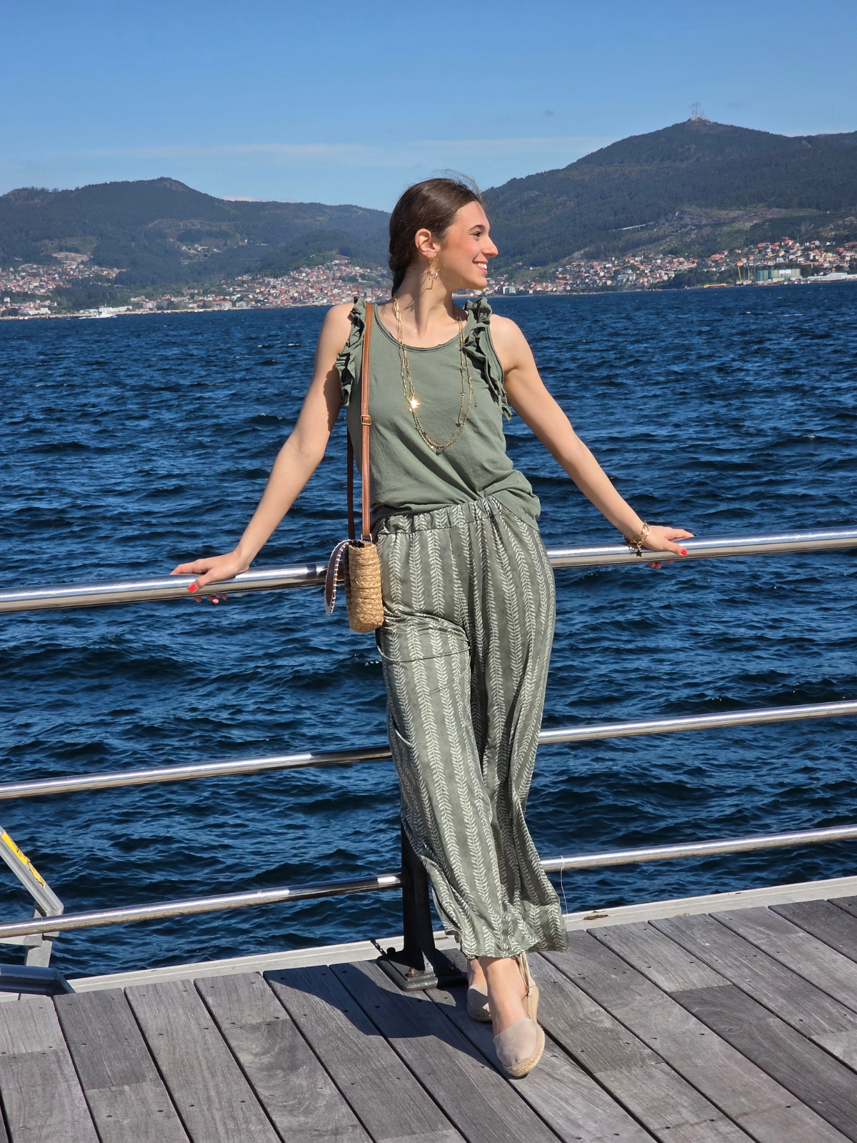 Pantalón Elástico Estampado Hojas Caqui