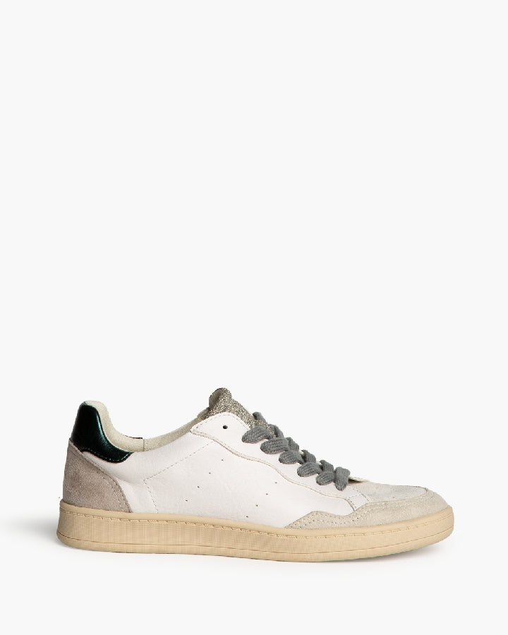 Sneakers blancas con detalles de verde