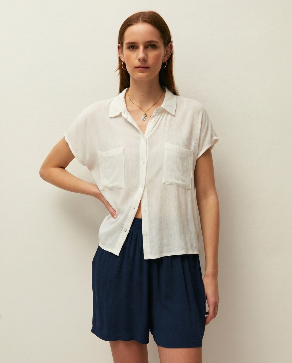 Camisa blanca con bolsillos MG