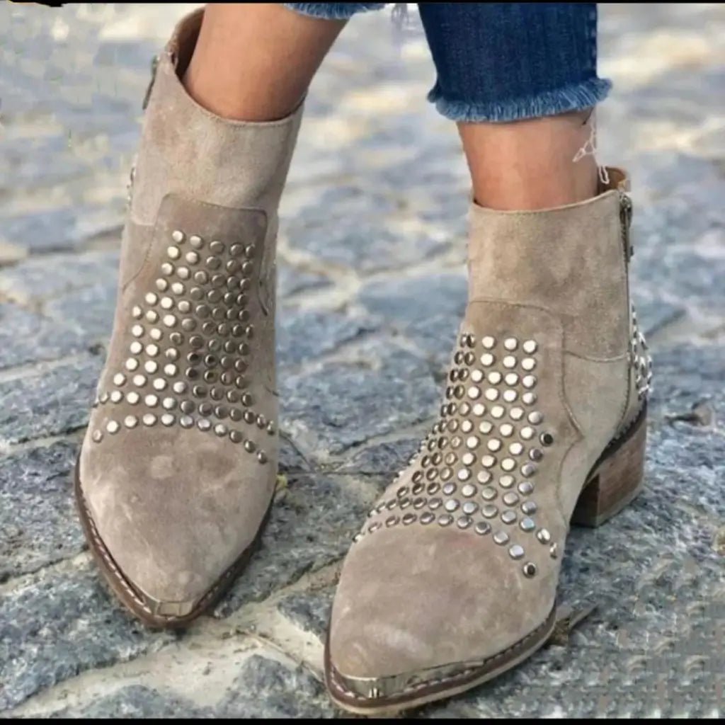 Bernardita | Botines con tachuelas y tacón ancho lateral