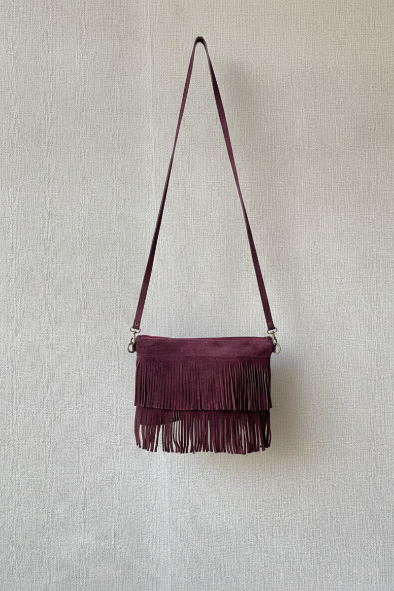 Bolso sobre de ante con flecos berenjena