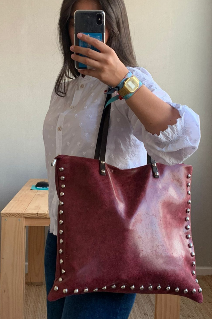 Bolso piel cuadrado shopper tachas granate