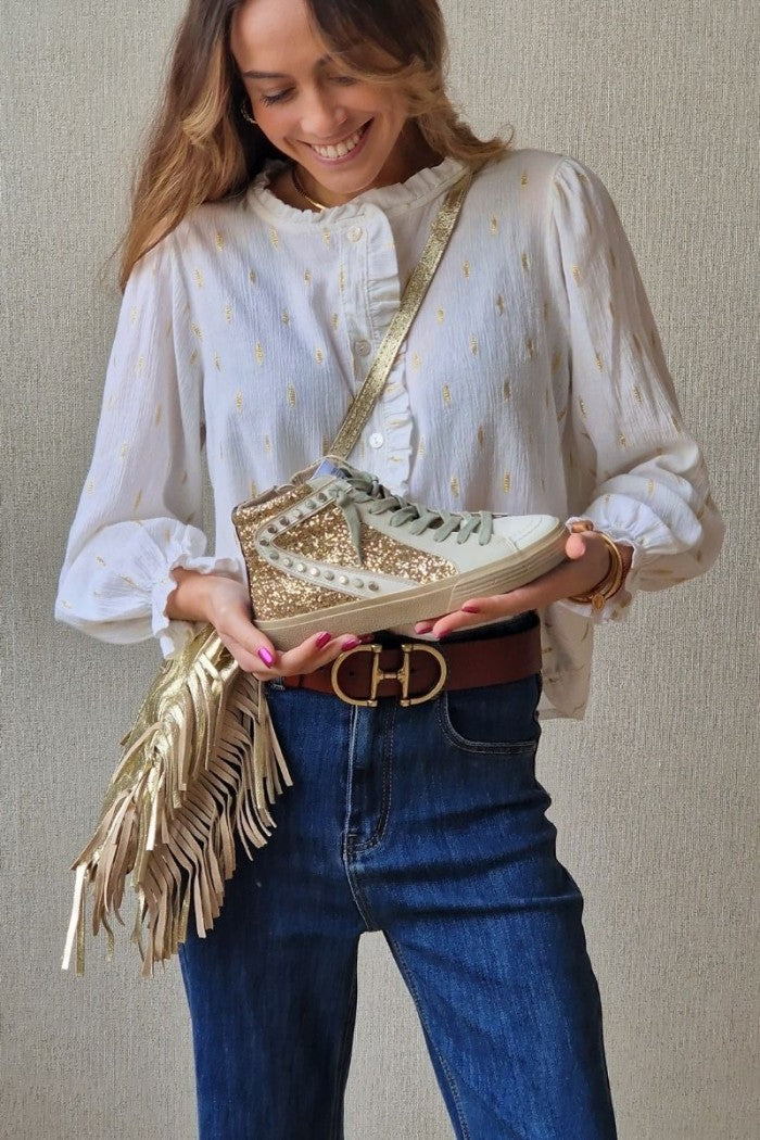 Sneakers dorada con detalle blanco, glitter y tachuelas