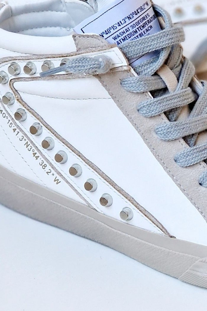 Sneakers blancas con detalles de tachuelas