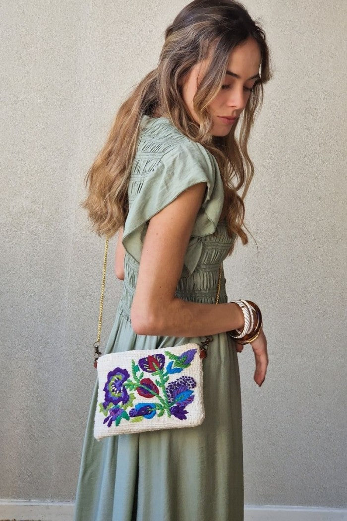 Bolso con flores bordadas azulón
