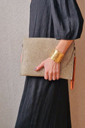 Bolso sobre de rafia dorado y negro