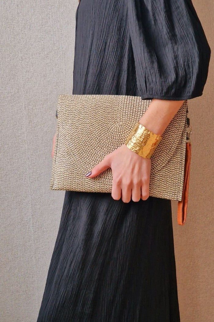 Bolso sobre de rafia dorado y negro