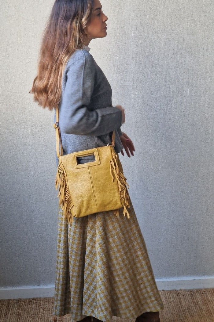 Bolso de piel con flecos mostaza