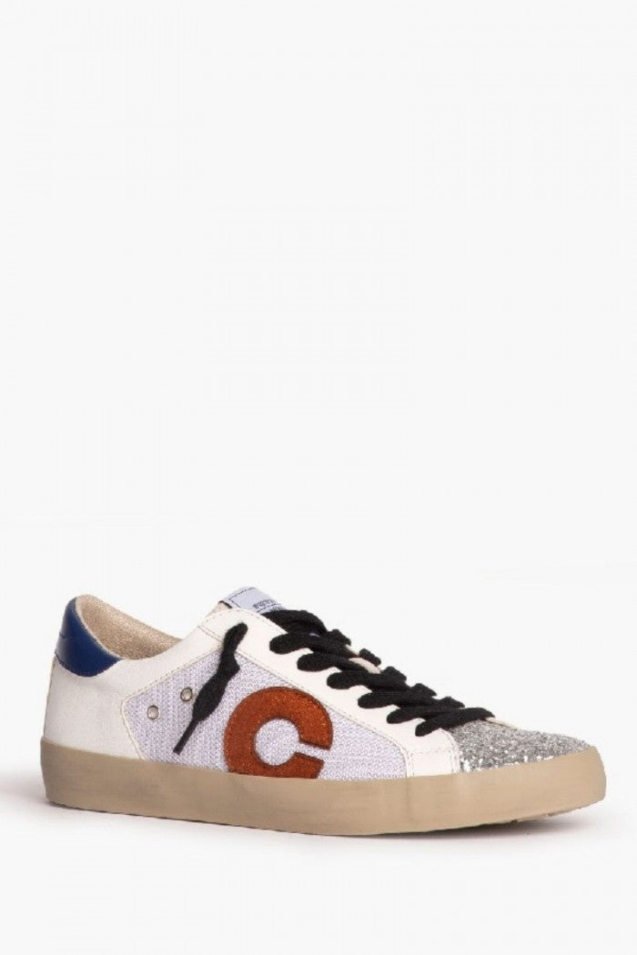 Zapatillas blancas, azul y naranja con detalles en plata