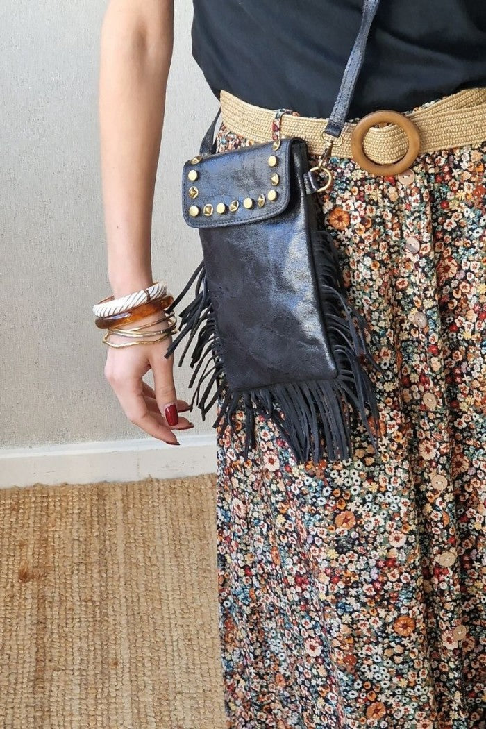 Bolso mini de piel con flecos y tachas negro