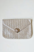 Bolso fiesta tipo rafia plateada y concha
