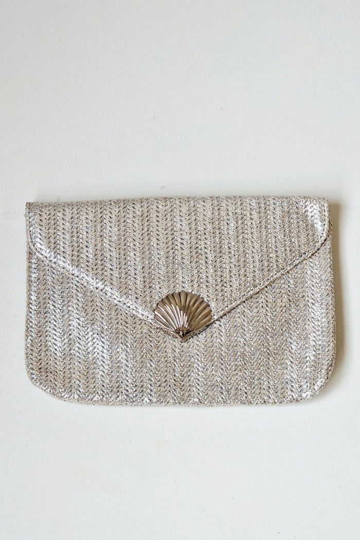 Bolso fiesta tipo rafia plateada y concha