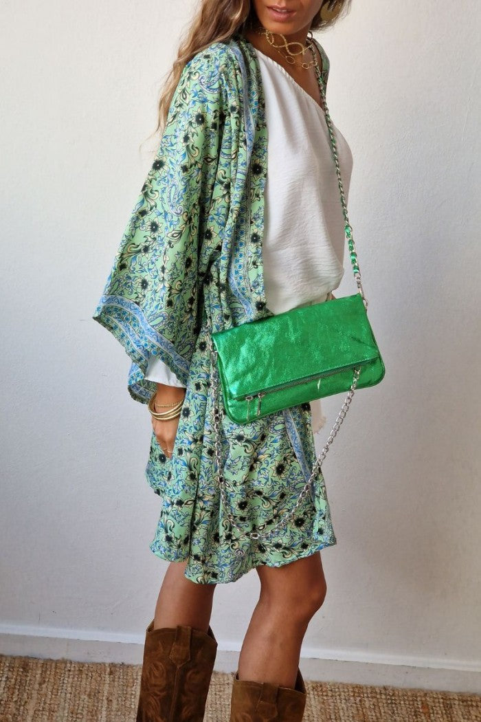 Bolso de piel metalizada con dos cadenas color verde