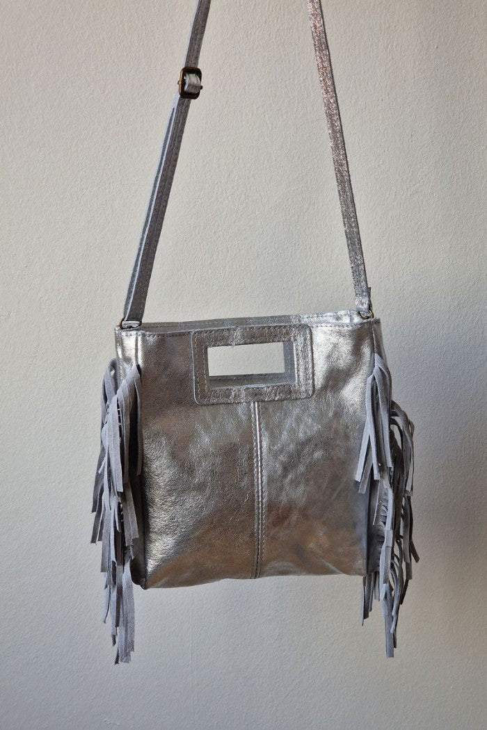 Bolso de piel con flecos plateado metalizado