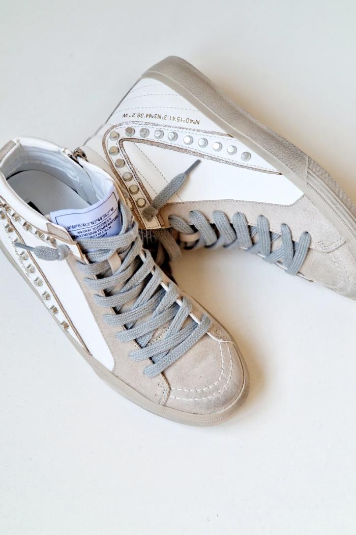 Sneakers blancas con detalles de tachuelas