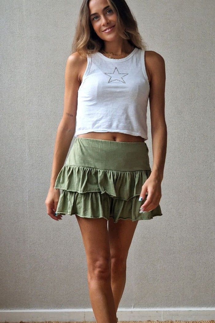 Minifalda pantalón verde militar con cintura de goma y volantes