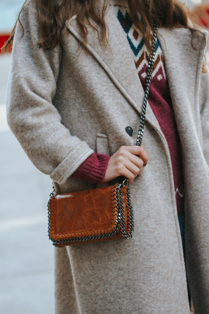 Bolso de piel con cadena camel