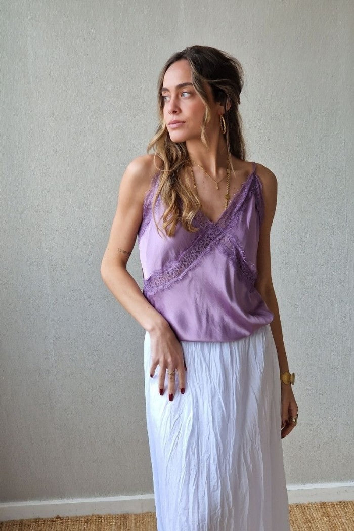 Top lencero con puntilla lila