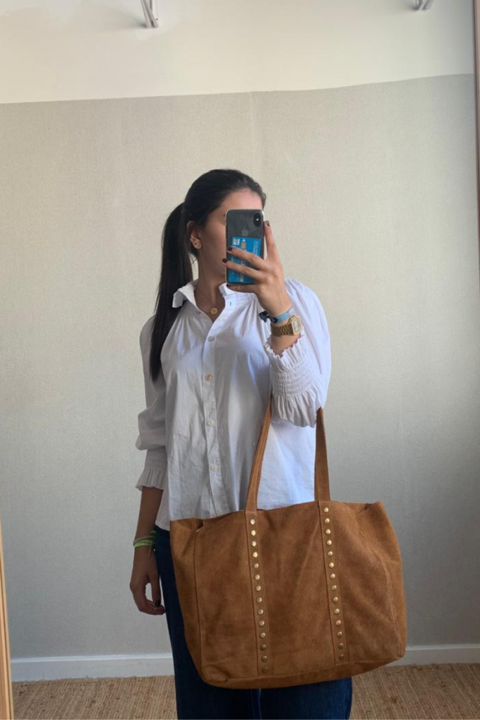 Bolso de ante shopping con tachuelas camel