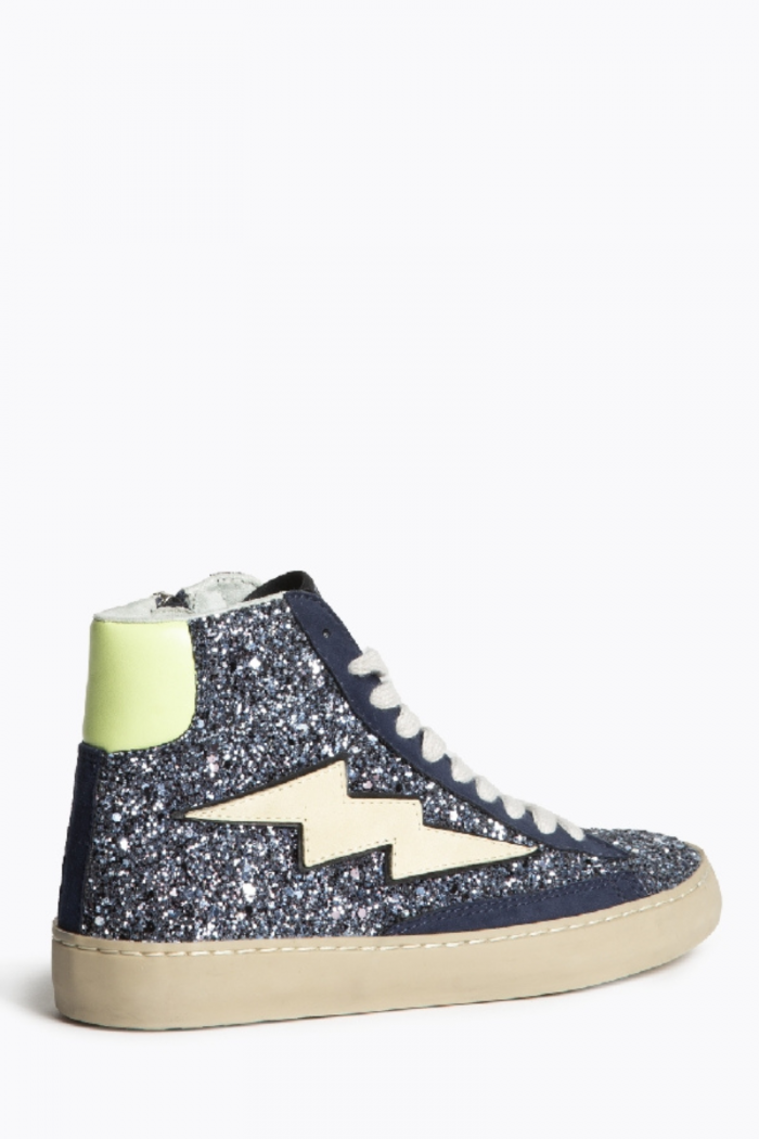Sneakers azul con rayo glitter y tachuelas
