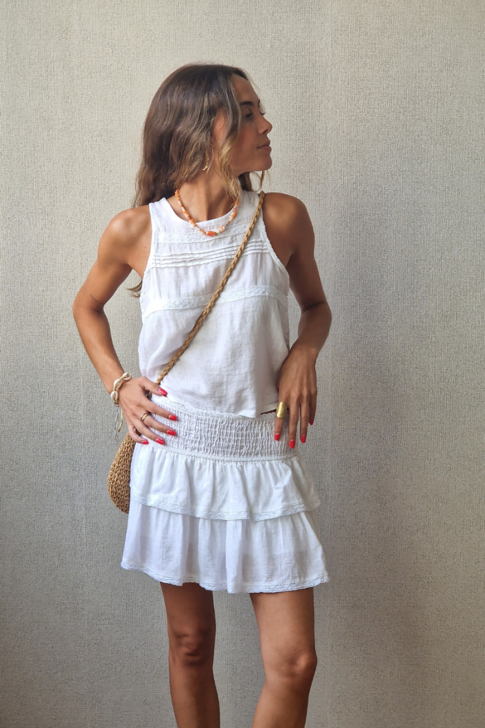 Minifalda pantalón de lino con puntilla blanca