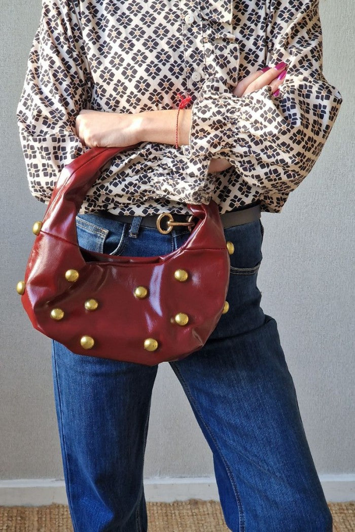 Bolso baguette granate con tachas