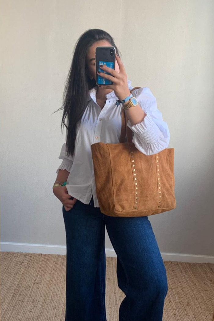 Bolso de ante shopping con tachuelas camel