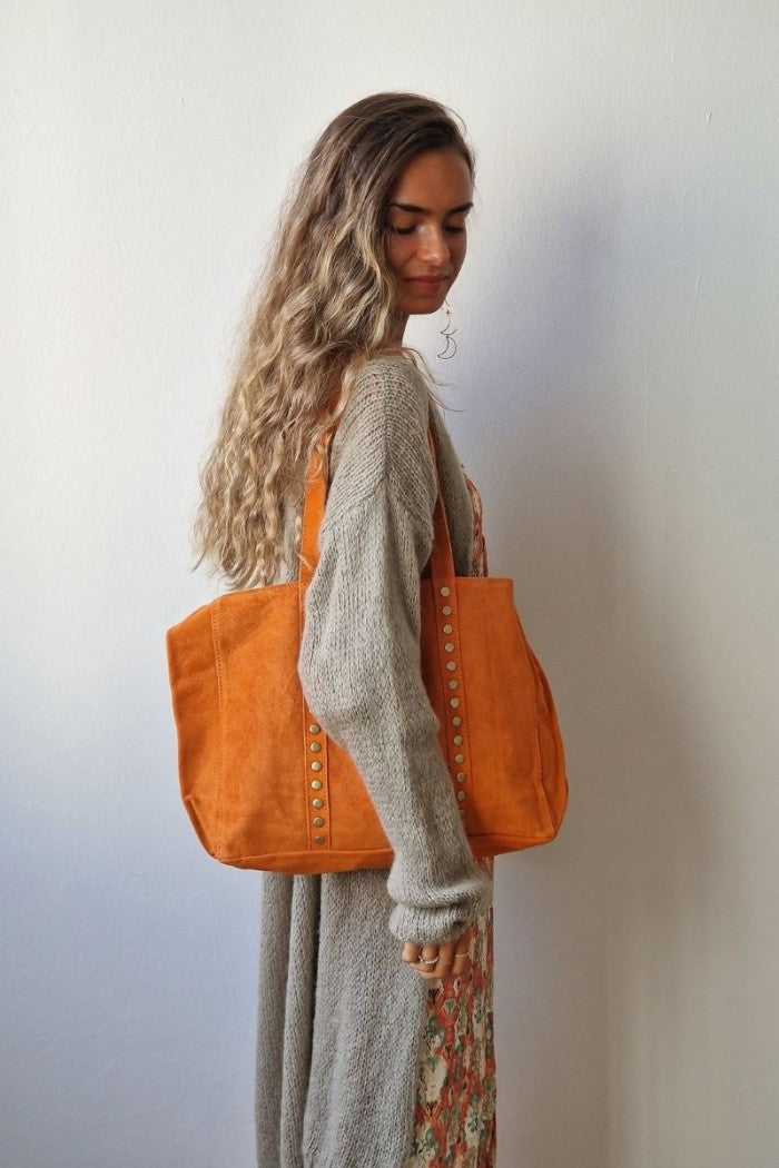 Bolso de ante shopping con tachuelas naranja