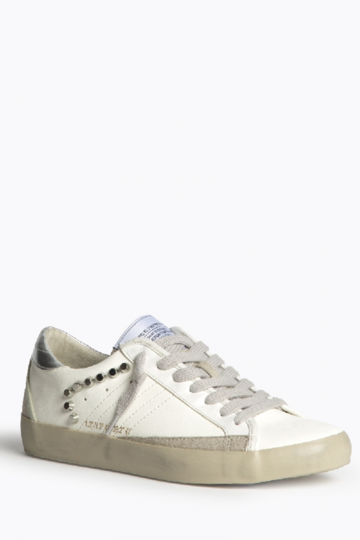 Sneakers blancas con detalles de tachas