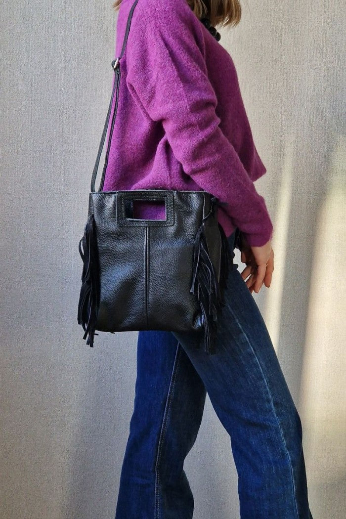 Bolso de piel con flecos negro