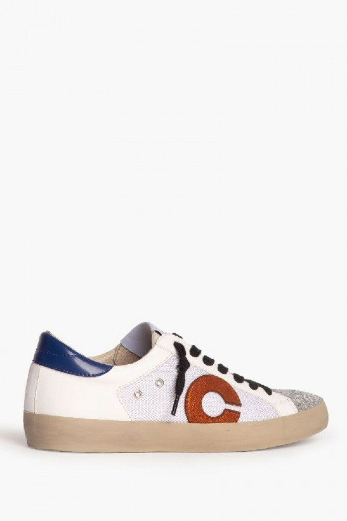Zapatillas blancas, azul y naranja con detalles en plata