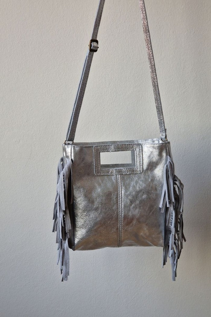 Bolso de piel con flecos plateado metalizado