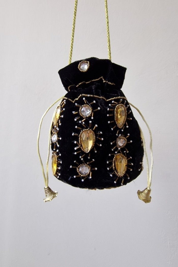 Bolso bombonera negra y piedras