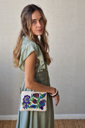 Bolso con flores bordadas azulón