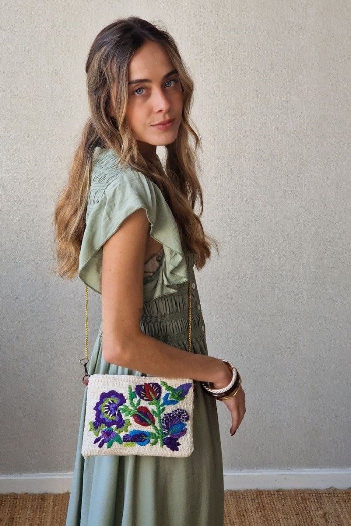 Bolso con flores bordadas azulón