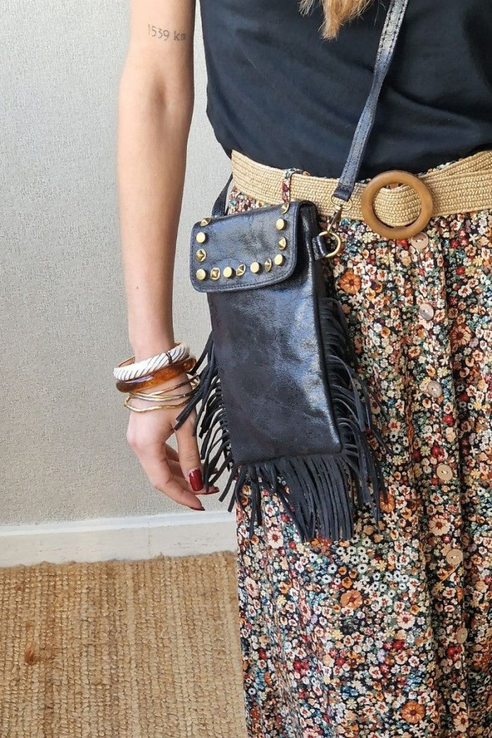Bolso mini de piel con flecos y tachas negro