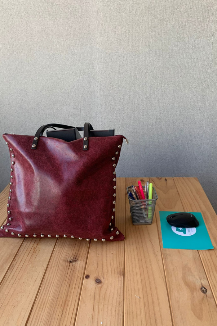 Bolso piel cuadrado shopper tachas granate